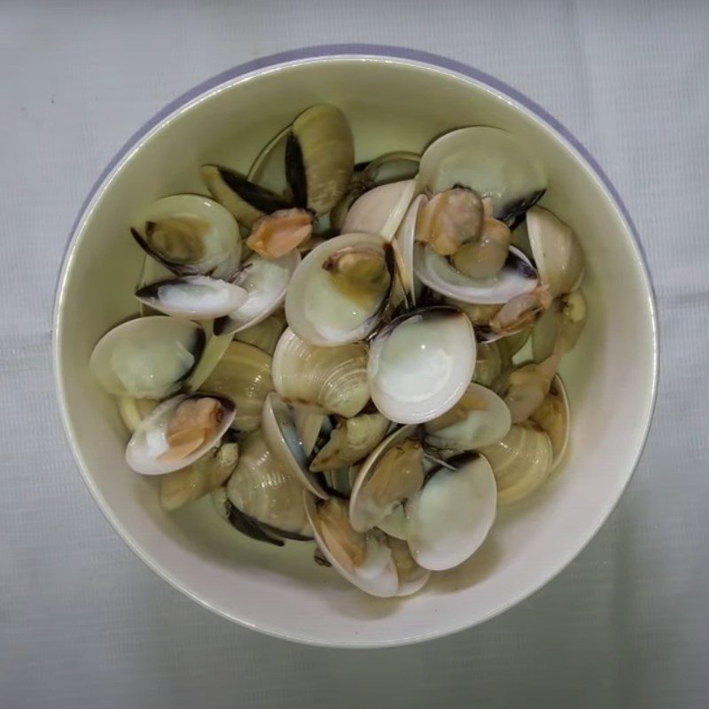 Step 2 Boil the clams for Amaranth Soup with Clams