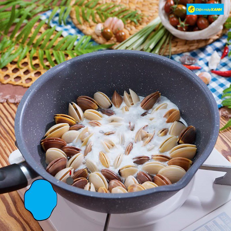 Step 1 Boil clams Spicy Clam Stir-Fried Rice