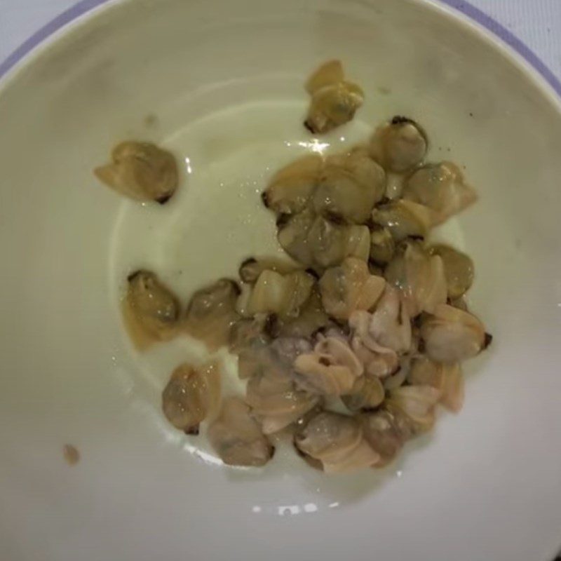 Step 2 Boil the clams for Amaranth Soup with Clams