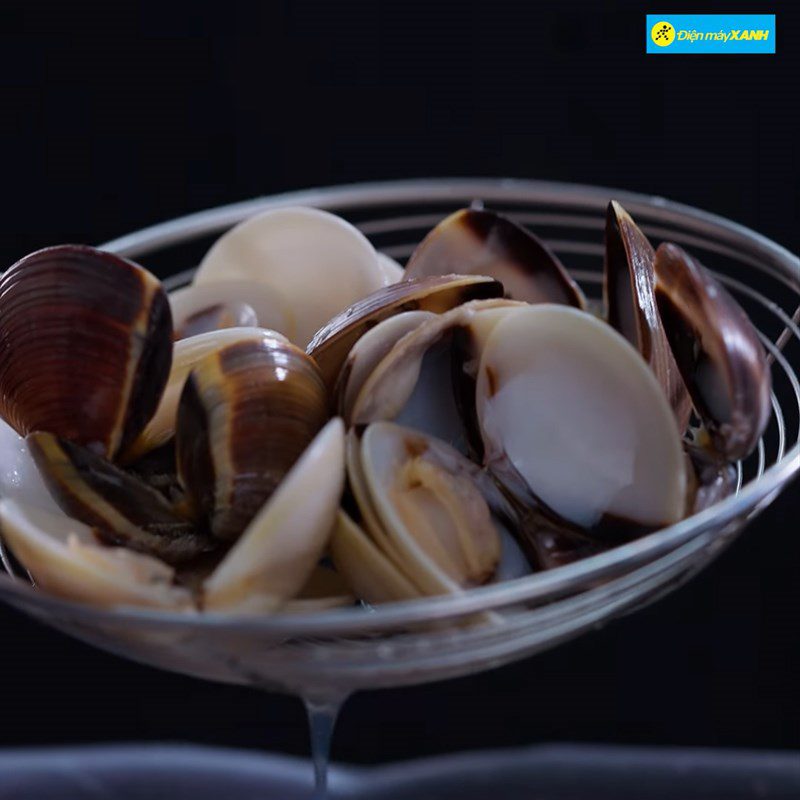 Step 1 Boil clams Spicy Clam Stir-Fried Rice