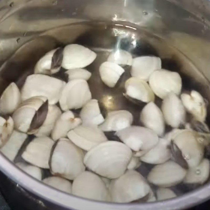 Step 2 Boil the clams for Amaranth Soup with Clams