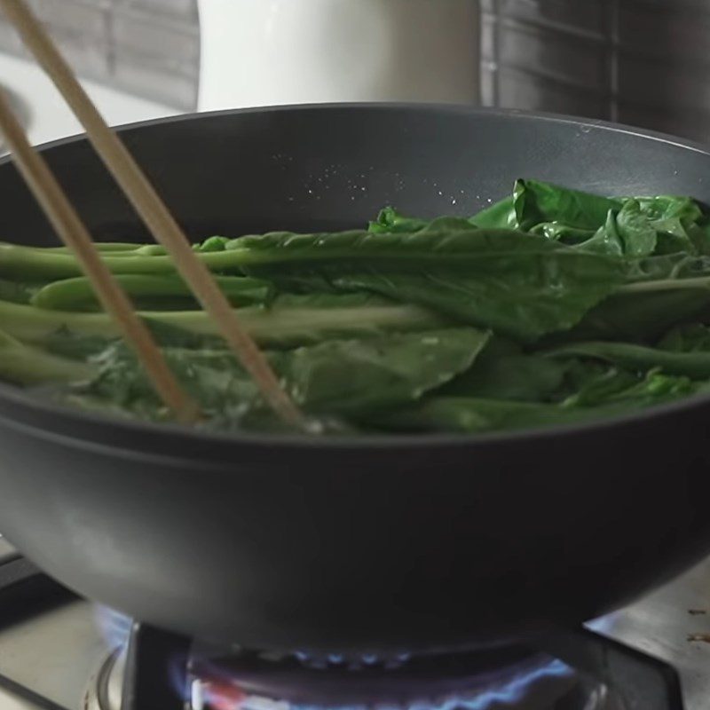 Step 4 Boil the mustard greens Steamed barramundi with soy sauce