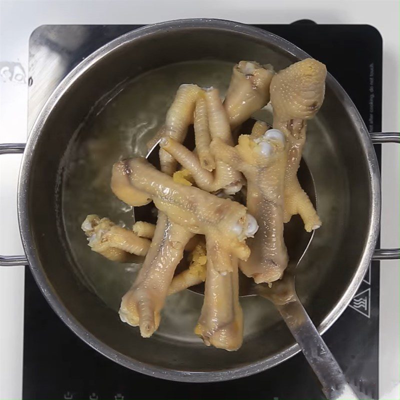 Step 2 Blanch chicken feet Spicy stir-fried chicken feet