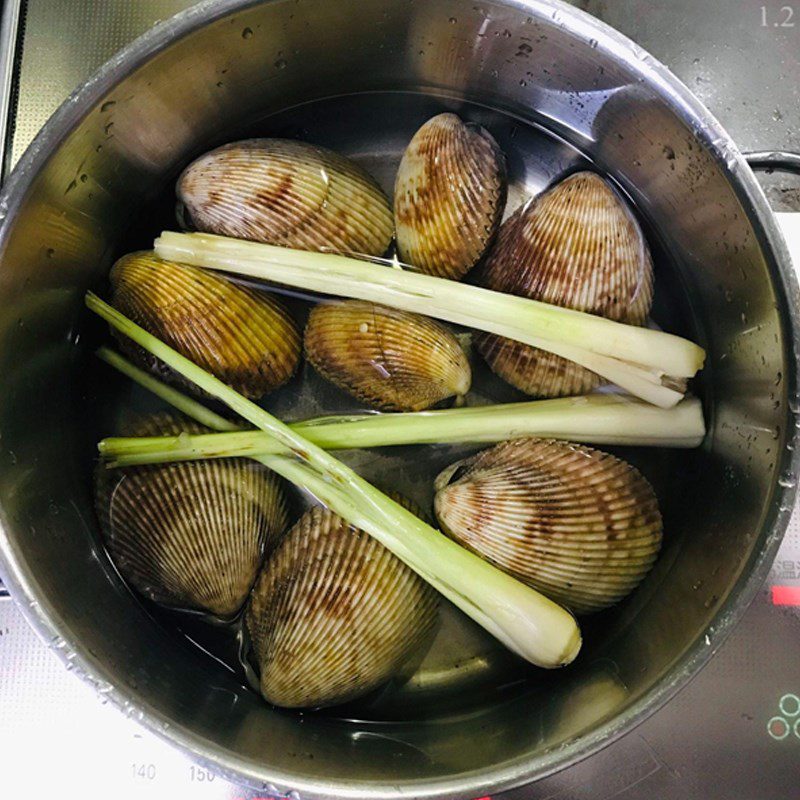 Step 3 Boiling giant clams Grilled giant clams with scallion oil