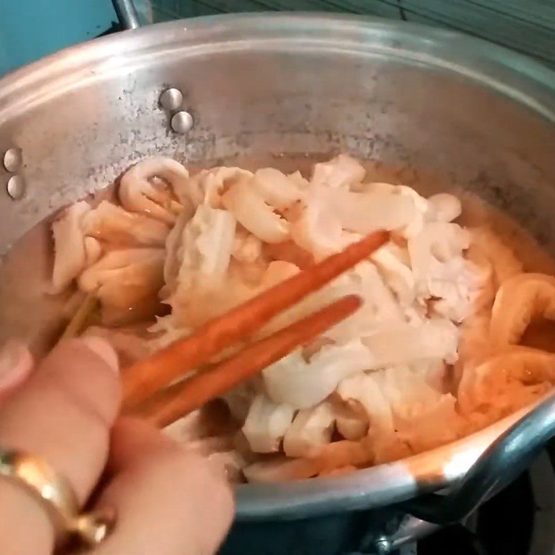 Step 2 Lightly Boil the Beef Intestines for Stir-Fried Beef Intestines with Curry