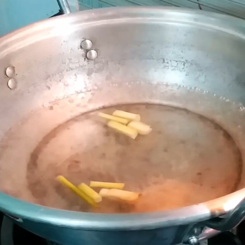 Step 2 Lightly Boil the Beef Intestines for Stir-Fried Beef Intestines with Curry