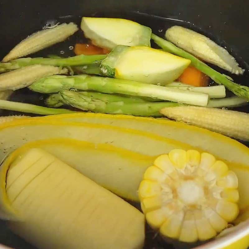 Step 3 Blanch the vegetables, roast the potatoes with pan-seared salmon and cream sauce