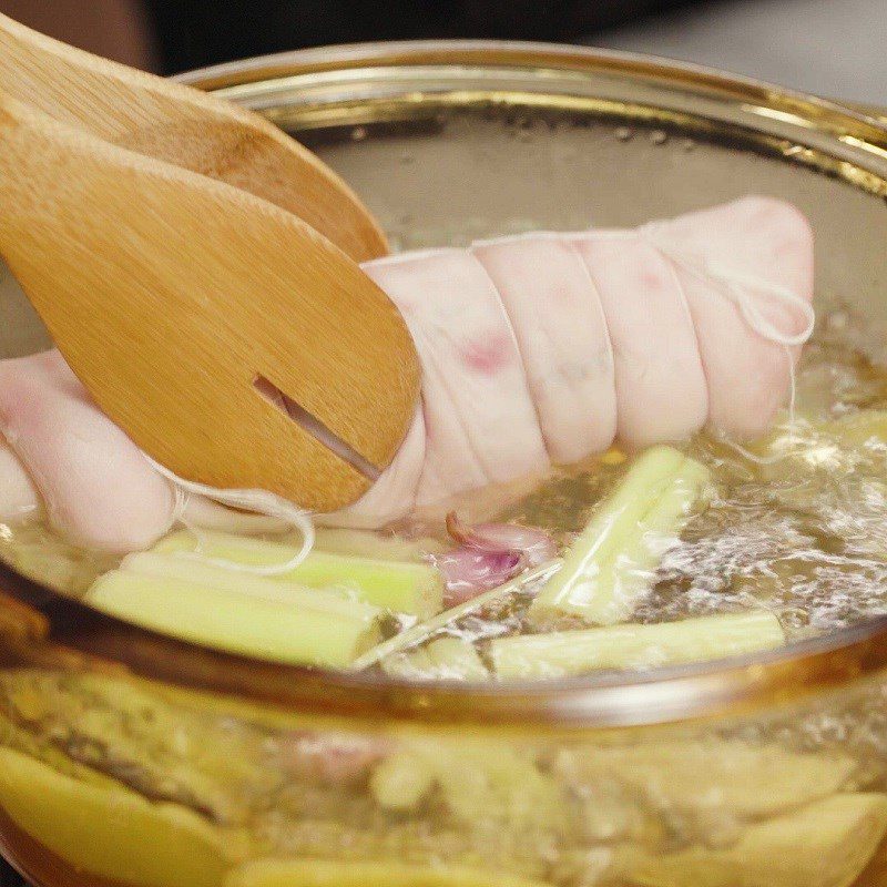 Step 3 Boil pig ears Braised pig ears in fish sauce