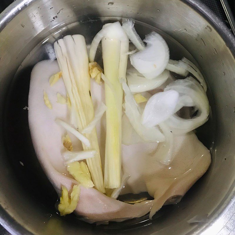 Step 2 Boiled pig ears Pig ears soaked in fish sauce (recipe shared by user)