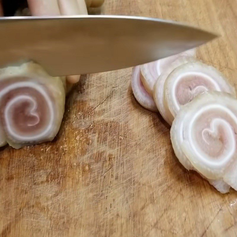 Step 4 Boiled pig ears Five-spice pig ears roll