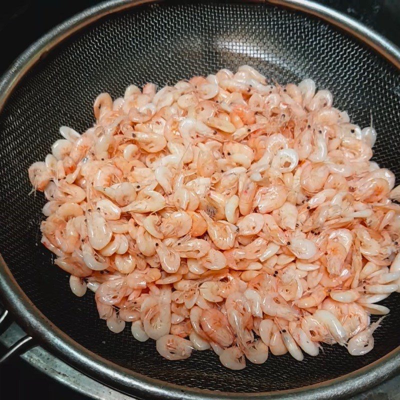 Step 2 Boil the shrimp for Gỏi tép đồng bông điên điển