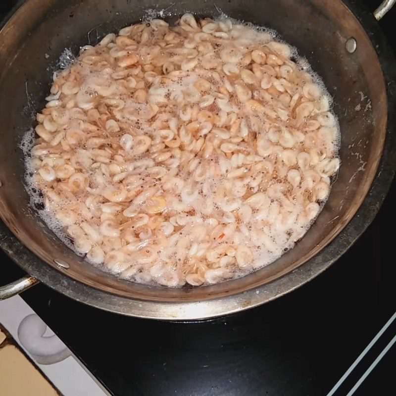 Step 2 Boil the shrimp for Gỏi tép đồng bông điên điển