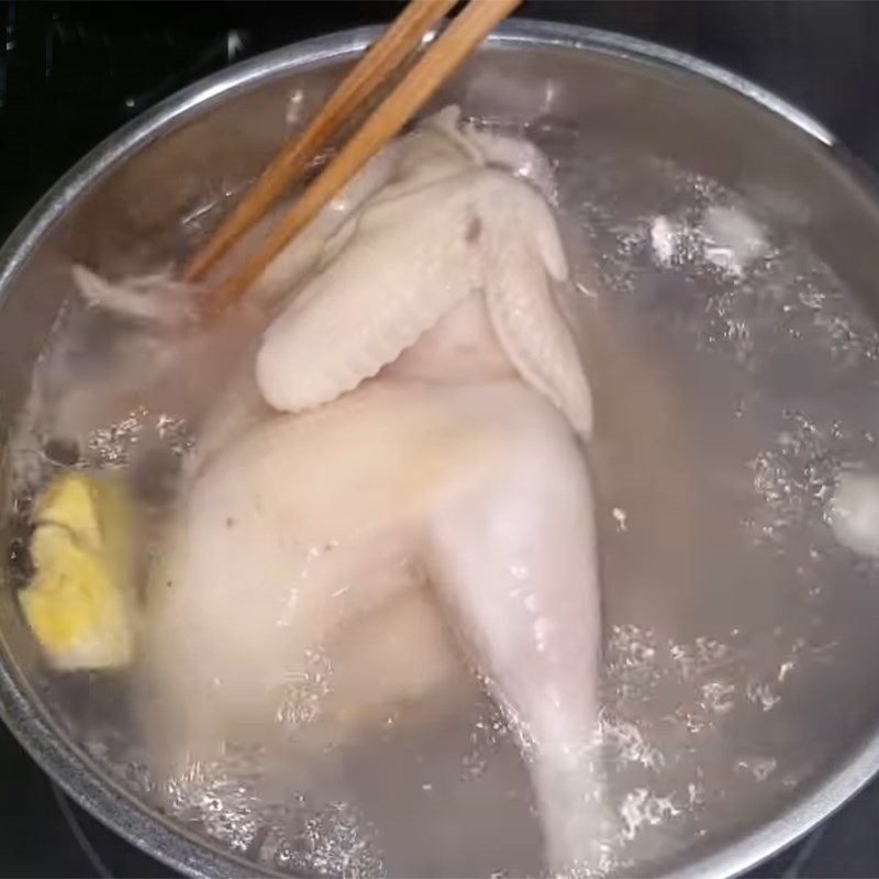 Step 2 Boil the chicken for chicken lotus seed soup