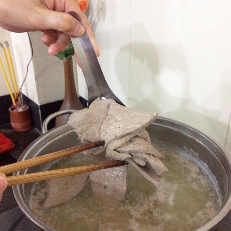 Step 2 Boil the pork and pork liver for pork liver pate