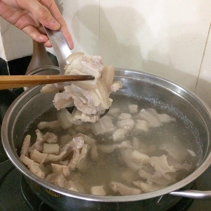 Step 2 Boil the pork and pork liver for pork liver pate