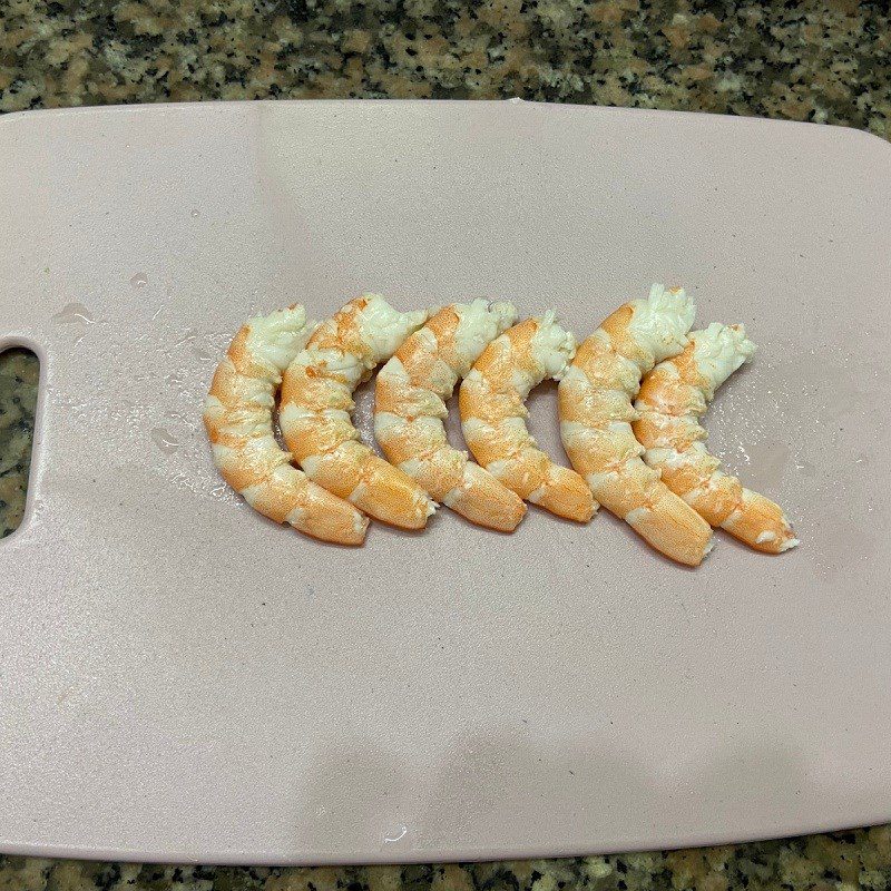 Step 2 Boiling shrimp for shrimp spring rolls