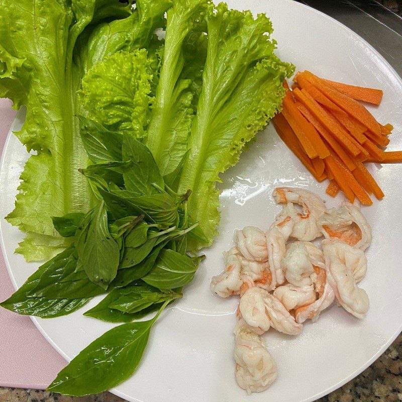 Step 2 Boiling shrimp for shrimp spring rolls