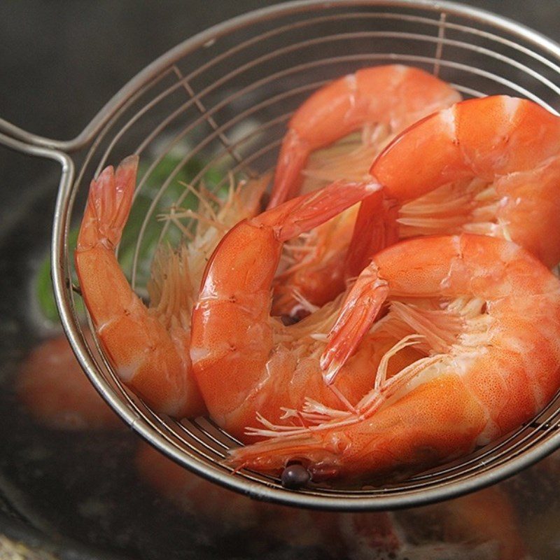 Step 3 Boiling shrimp and squid Seafood noodle salad