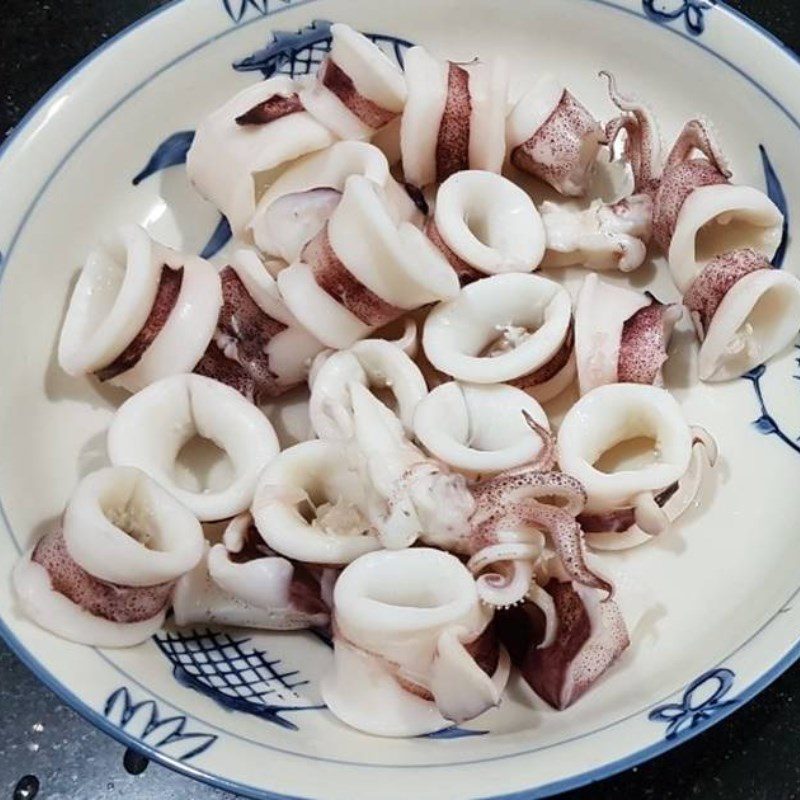 Step 3 Boiling shrimp and squid Seafood noodle salad