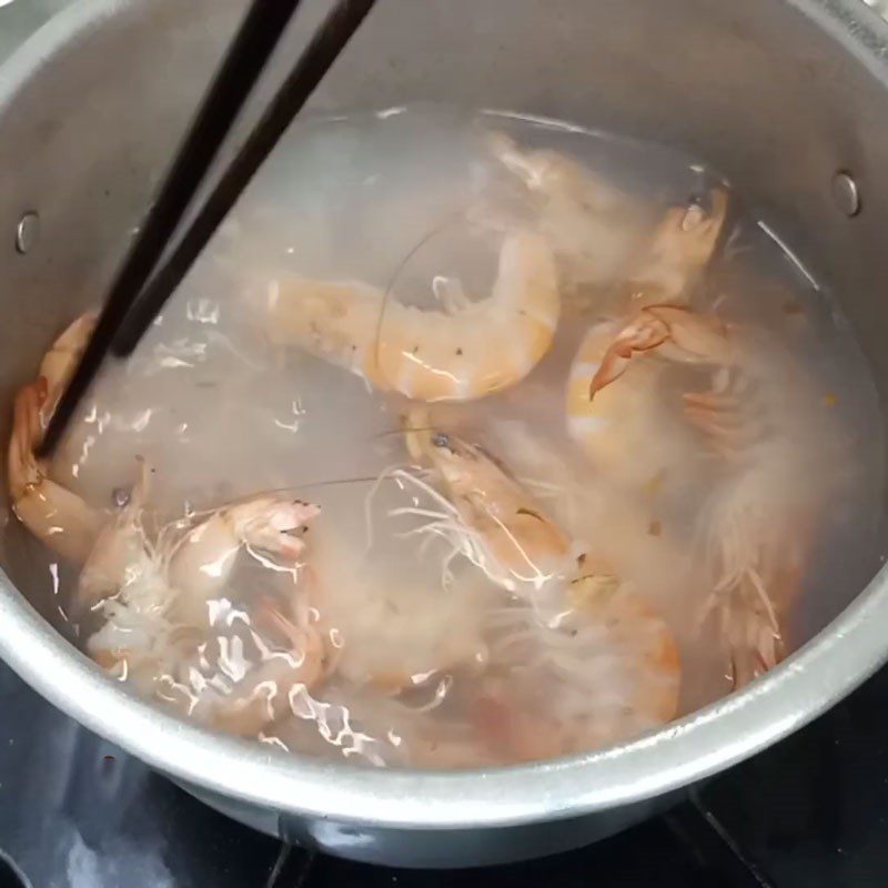 Step 3 Boil shrimp and boil meat for the cabbage carrot salad with shrimp and meat