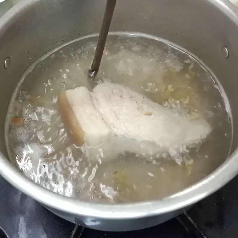 Step 3 Boil shrimp and boil meat for the cabbage carrot salad with shrimp and meat