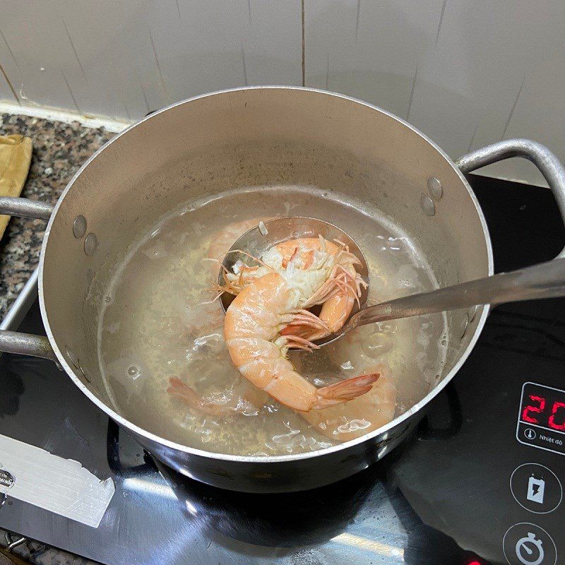 Step 2 Boil the shrimp for Shrimp Spring Rolls