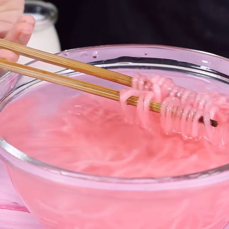 Step 3 Boiling the pearls Strawberry-flavored pearls