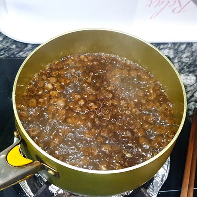 Step 1 Boil tapioca pearls, coat with sugar Milo with black sugar tapioca pearls (Recipe shared by users)