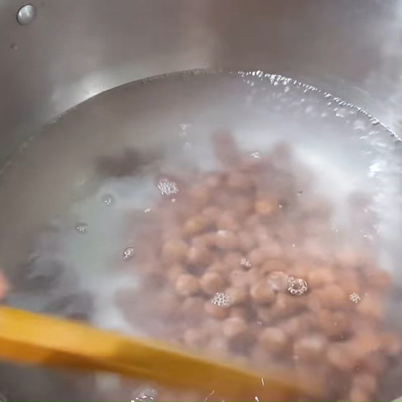 Step 1 Boil black tapioca pearls and coat with sugar for Milo with black tapioca pearls