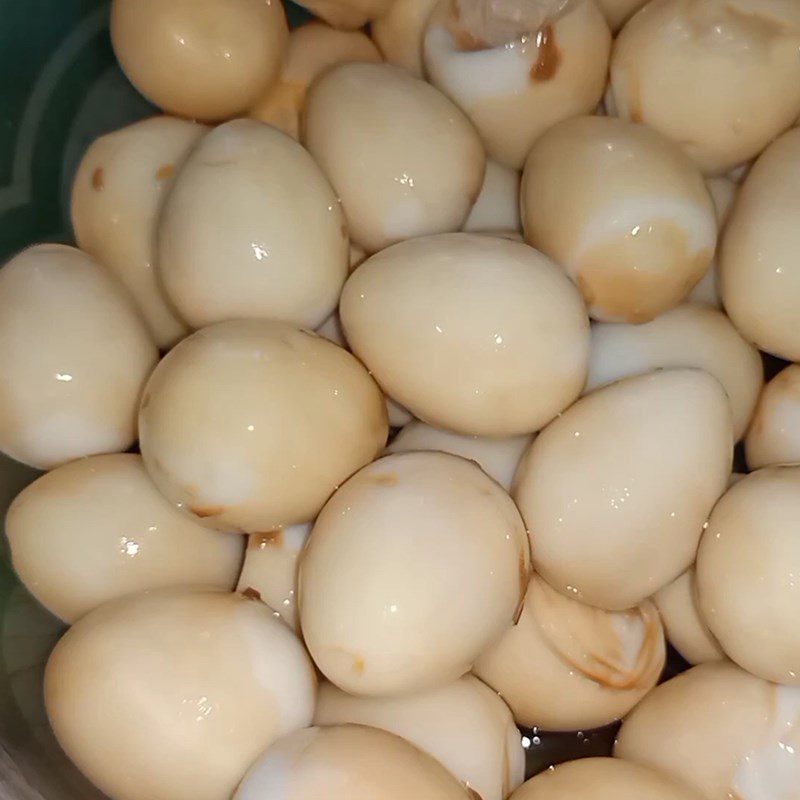 Step 2 Boiling quail eggs Stewed pork with quail eggs