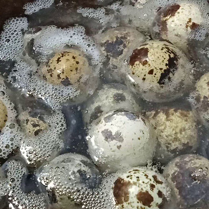 Step 2 Boiling quail eggs Stewed pork with quail eggs