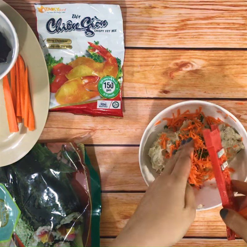 Step 1 Prepare the ingredients for Seaweed rolls with fish cakes