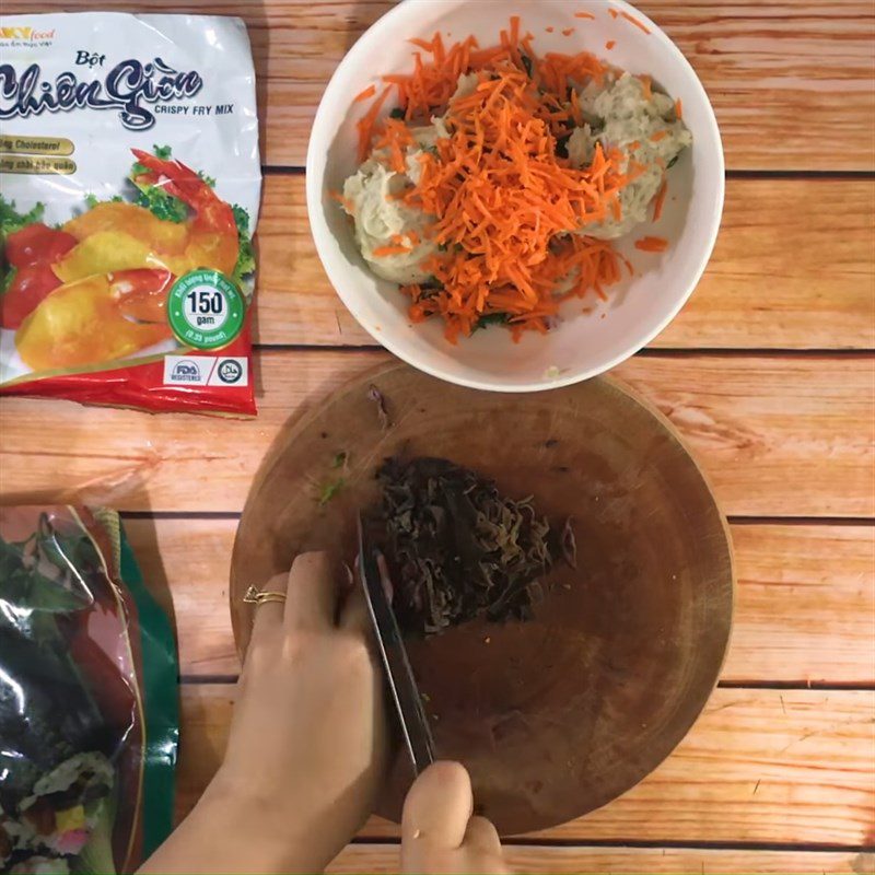 Step 1 Prepare the ingredients for Seaweed rolls with fish cakes