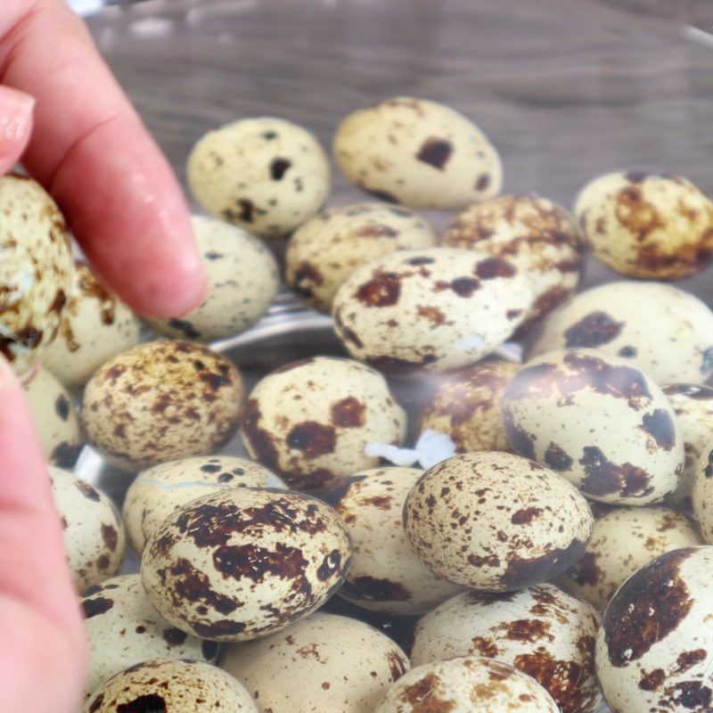 Step 3 Boil eggs and peel Quail eggs with tofu