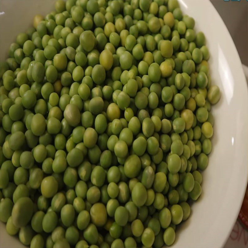 Step 1 Boil eggs and peas for Flower-shaped Bento Rice