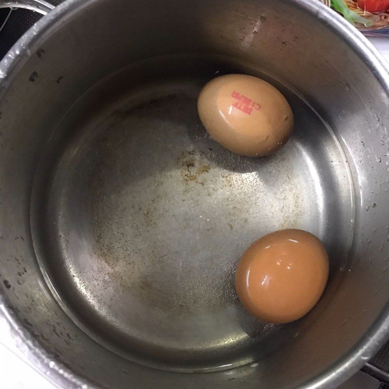 Step 2 Boil eggs and shrimp Spicy mixed noodles