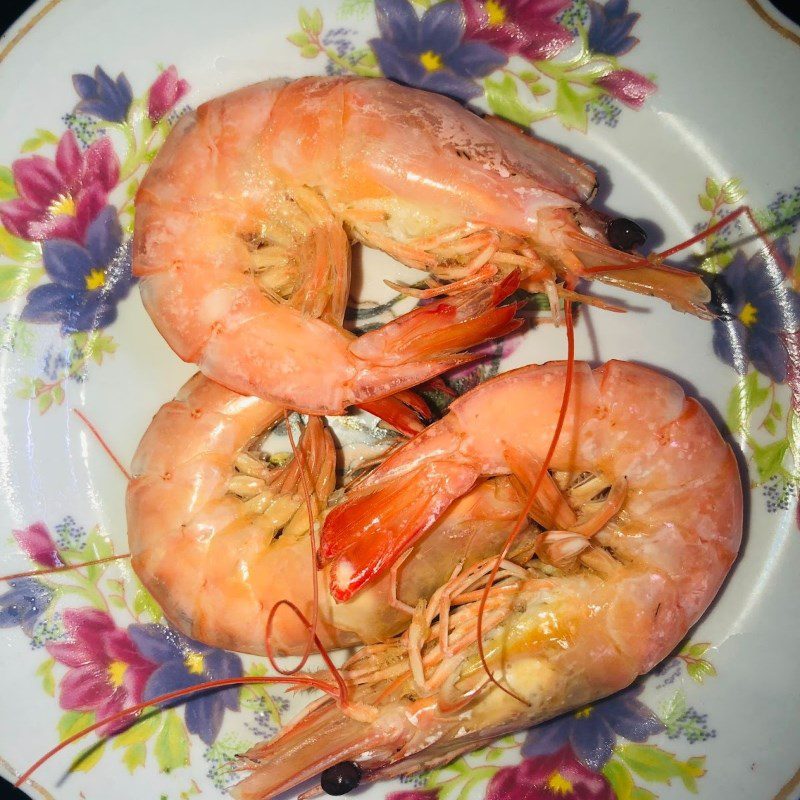 Step 2 Boil and chop the shrimp for shrimp porridge for babies