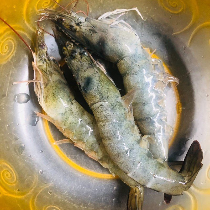 Step 2 Boil and chop the shrimp for shrimp porridge for babies