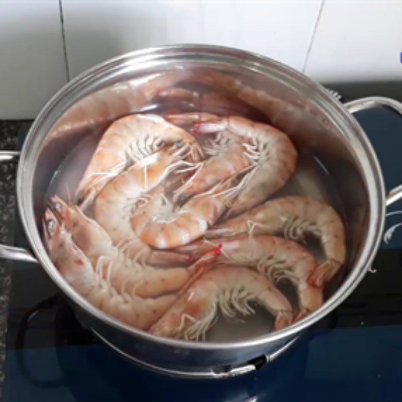 Step 4 Boil and peel the shrimp for pork bone noodle with shrimp