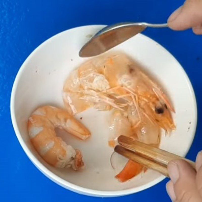 Step 4 Boil and peel the shrimp for pork bone noodle with shrimp