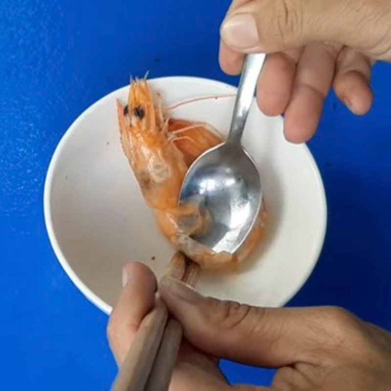 Step 4 Boil and peel the shrimp for pork bone noodle with shrimp