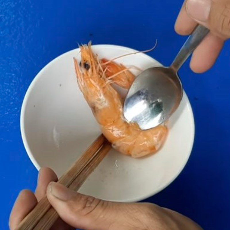 Step 4 Boil and peel the shrimp for pork bone noodle with shrimp