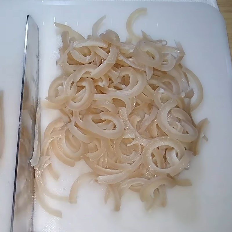 Step 5 Boil and cut the pork skin for the braised pork rolls