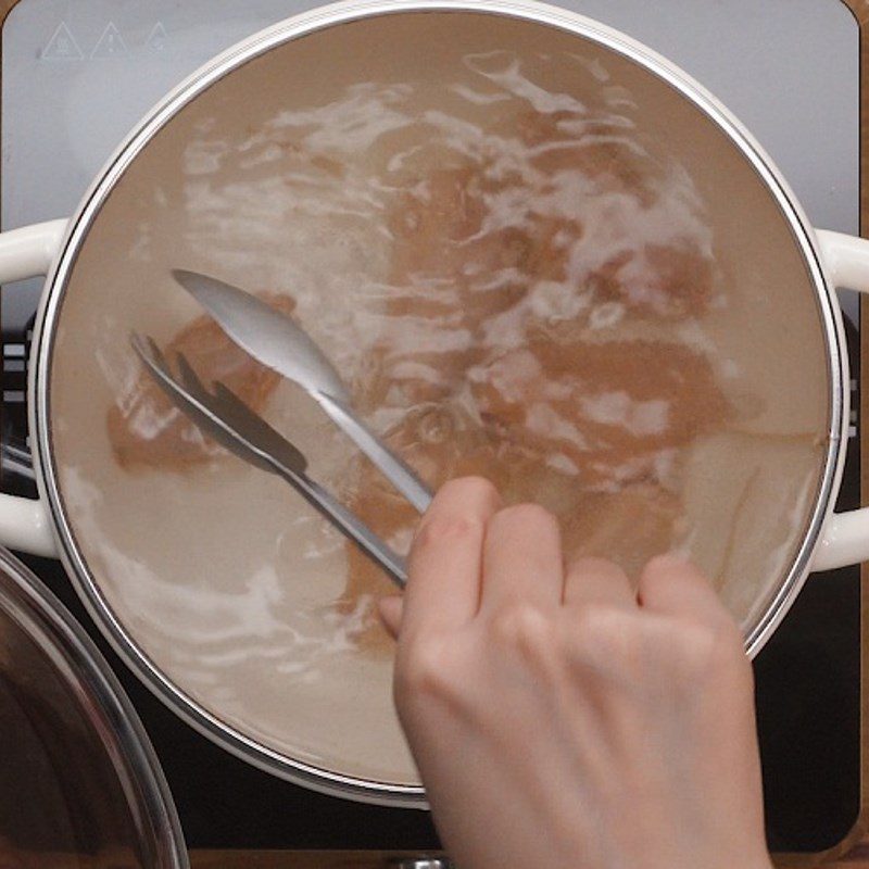 Step 2 Boil and fry chicken wings Chicken wings cooked with coca