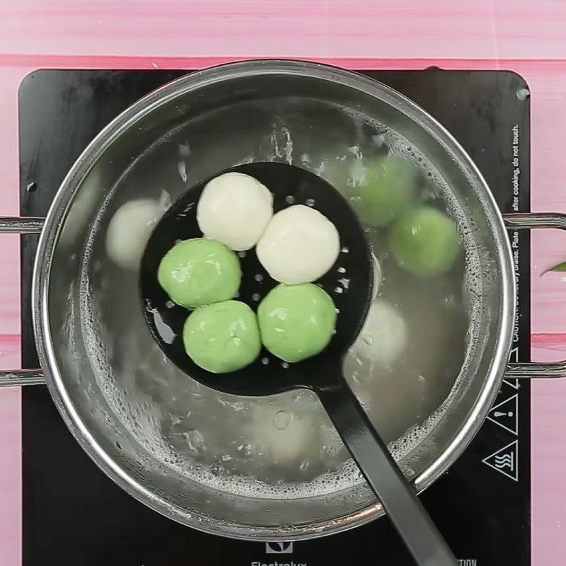 Step 4 Boil the glutinous rice balls without filling