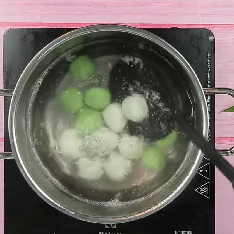 Step 4 Boil the glutinous rice balls without filling