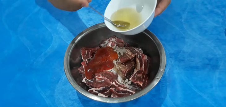 Step 2 Marinate the beef for Green Pepper Beef Stew