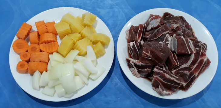 Step 1 Prepare the ingredients for Green Pepper Beef Stew