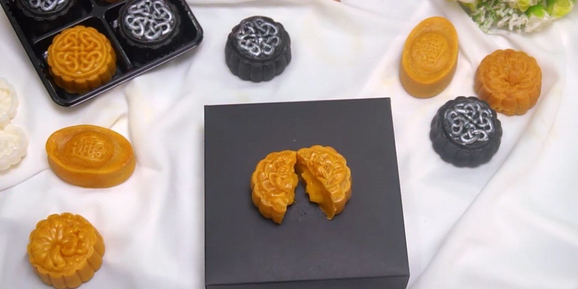 making moon cakes with salted eggs and mung beans in an air fryer 11854