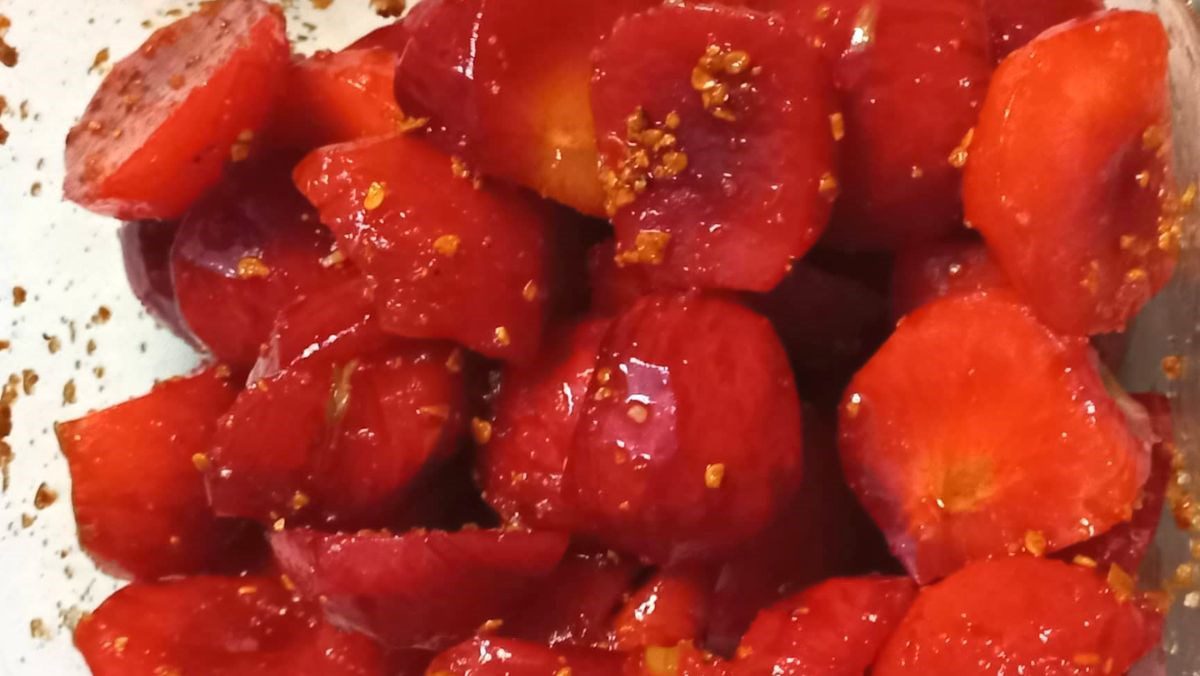 Shaken plums with chili salt (recipe shared by a user)